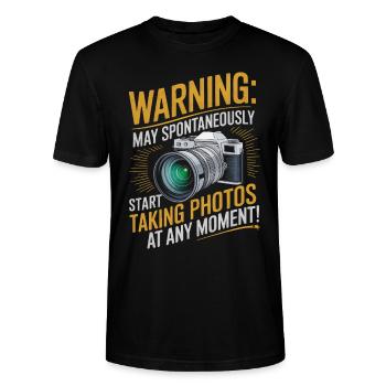 Avertissement : Peut commencer spontanément à prendre des photos à - T-shirt bio CRAFTER Stanley Stella Unisexe - noir - Devant - Alina (178cm) & Michal (187cm)