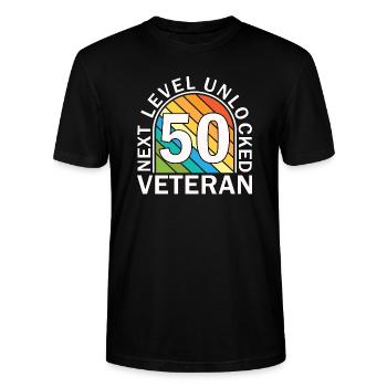 50. Geburtstag - Next Level unlocked: Veteran - Stanley/Stella Unisex Bio-T-Shirt CRAFTER - Schwarz - Vorne - Alina (178cm) & Michal (187cm)