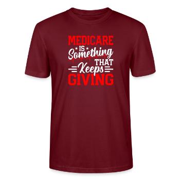 L’assurance-maladie continue de donner aux personnes âgées des hommes âgés - T-shirt bio CRAFTER Stanley Stella Unisexe - bordeaux - Devant - Alina (178cm) & Michal (187cm)