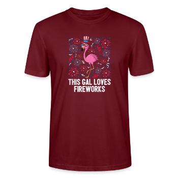 4th of July This Gal Loves Fireworks USA Flamingo - T-shirt bio CRAFTER Stanley Stella Unisexe - bordeaux - Devant - Alina (178cm) & Michal (187cm)