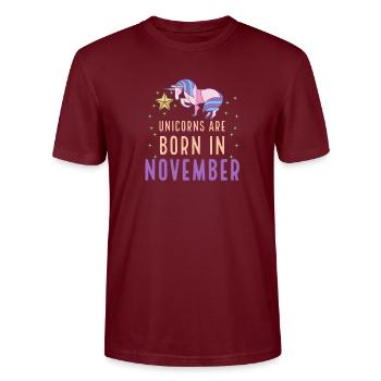 Einhörner werden im November geboren Geburtsmonat Geburtstag - Stanley/Stella Unisex Bio-T-Shirt CRAFTER - Burgunderrot - Vorne - Alina (178cm) & Michal (187cm)
