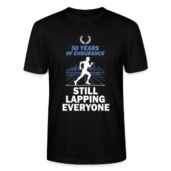 Läufer 50 Geburtstag Ausdauer Skyline - Stanley/Stella Unisex Bio-T-Shirt CRAFTER - Schwarz - Vorne - Alina (178cm) & Michal (187cm)