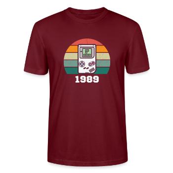 RETRO GAMER 1989 - Stanley/Stella Unisex Bio-T-Shirt CRAFTER - Burgunderrot - Vorne - Alina (178cm) & Michal (187cm)