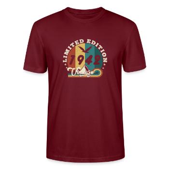 Jahrgang 1943 Retro - Bestseller - Stanley/Stella Unisex Bio-T-Shirt CRAFTER - Burgunderrot - Vorne - Alina (178cm) & Michal (187cm)