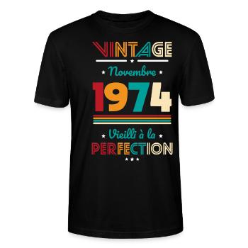 50. Jahrestag – Jahrgang – November 1974 - Stanley/Stella Unisex Bio-T-Shirt CRAFTER - Schwarz - Vorne - Alina (178cm) & Michal (187cm)