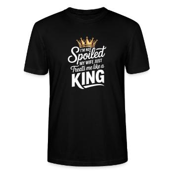 Nicht verwöhnt, meine Frau behandelt wie ein König - Stanley/Stella Unisex Bio-T-Shirt CRAFTER - Schwarz - Vorne - Alina (178cm) & Michal (187cm)