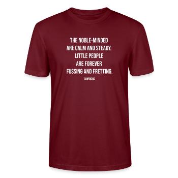Citation de Confucius sur les esprits nobles - T-shirt bio CRAFTER Stanley Stella Unisexe - bordeaux - Devant - Alina (178cm) & Michal (187cm)