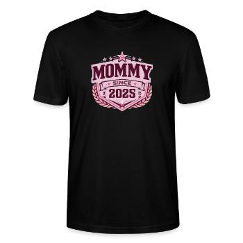 Maman depuis 2025 – Fière Nouvelle Maman Design - T-shirt bio CRAFTER Stanley Stella Unisexe - noir - Devant - Alina (178cm) & Michal (187cm)