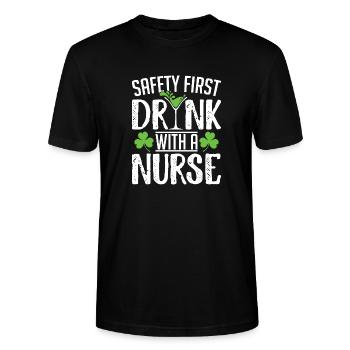 Safety First Drink With A Nurse St Patricks Day - Stanley/Stella Unisex Bio-T-Shirt CRAFTER - Schwarz - Vorne - Alina (178cm) & Michal (187cm)