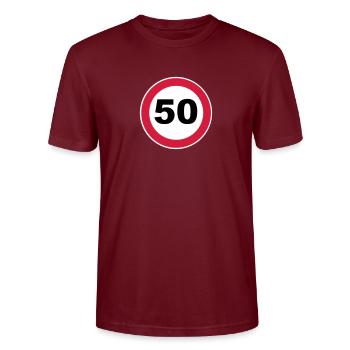 50. Geburtstag Verkrehrsschild - Stanley/Stella Unisex Bio-T-Shirt CRAFTER - Burgunderrot - Vorne - Alina (178cm) & Michal (187cm)