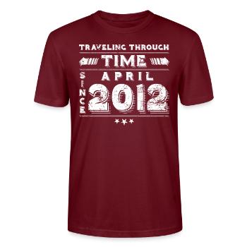 Vintage Time Travel anniversaire Design avril 2012 - T-shirt bio CRAFTER Stanley Stella Unisexe - bordeaux - Devant - Alina (178cm) & Michal (187cm)