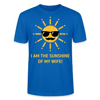 I Am The Sunshine Of My Wife! (Ehemann / 3C Gold) - Stanley/Stella Unisex Bio-T-Shirt CRAFTER - Pfauenblau - Vorne - Alina (178cm) & Michal (187cm)