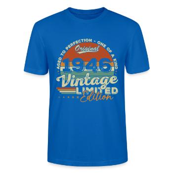 1946 Vintage Retro Geburtstagsgeschenk - Stanley/Stella Unisex Bio-T-Shirt CRAFTER - Pfauenblau - Vorne - Alina (178cm) & Michal (187cm)