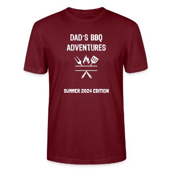 Papas Grillabenteuer - Ausgabe Sommer 2024 - Stanley/Stella Unisex Bio-T-Shirt CRAFTER - Burgunderrot - Vorne - Alina (178cm) & Michal (187cm)