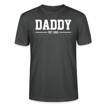 DADDY EST. 2023 - BECOMING A FATHER - OFFSPRING - BABY - Stanley/Stella CRAFTER Unisex Organic T-Shirt - anthracite - Front - Alina (178cm) & Michal (187cm)