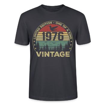Årgang 1976 Original 1976 Retro fødselsdag 1976 - Stanley Stella CRAFTER unisex økologisk-T-shirt - mørk gråblå - Foran - Alina (178cm) & Michal (187cm)
