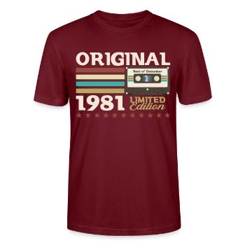 42nd Birthday Cassette December 1981 - Stanley/Stella CRAFTER Unisex Organic T-Shirt - burgundy - Front - Alina (178cm) & Michal (187cm)