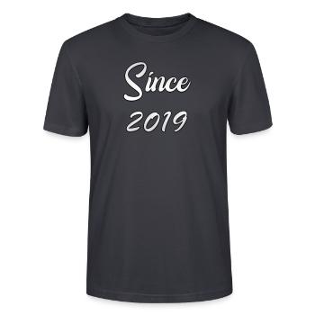Since 2019 - Stanley/Stella Unisex Bio-T-Shirt CRAFTER - Dunkles Graublau - Vorne - Alina (178cm) & Michal (187cm)