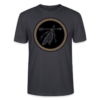 Pfeil mit Federn, Indianisches Schutzsymbol, - Stanley/Stella Unisex Bio-T-Shirt CRAFTER - Dunkles Graublau - Vorne - Alina (178cm) & Michal (187cm)