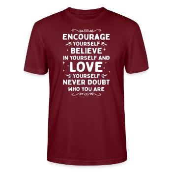 Ermutigen Sie Glauben, Dass Liebe Niemals Zweifelt - Stanley/Stella Unisex Bio-T-Shirt CRAFTER - Burgunderrot - Vorne - Alina (178cm) & Michal (187cm)