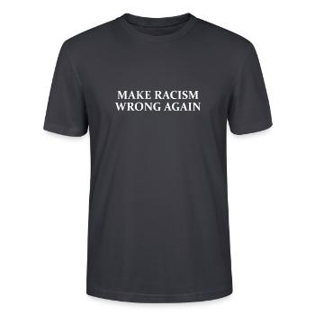 Make Racism Wrong Again /  Satire Politik - Stanley/Stella Unisex Bio-T-Shirt CRAFTER - Dunkles Graublau - Vorne - Alina (178cm) & Michal (187cm)
