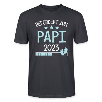 Befördert zu Papi 2023 Geschenk für neuen Opa - Stanley/Stella Unisex Bio-T-Shirt CRAFTER - Dunkles Graublau - Vorne - Alina (178cm) & Michal (187cm)