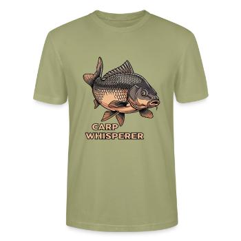 Carp Whisperer Karpfen Angeln - Stanley/Stella Unisex Bio-T-Shirt CRAFTER - Nebelgrün - Vorne - Alina (178cm) & Michal (187cm)