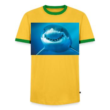 Lächelnder Hai unter Wasser - Männer Kontrast-T-Shirt - Gelb/Grün  - Vorne - AI Model Female 172 light (172cm) & AI Model Male 178 dark (178cm)
