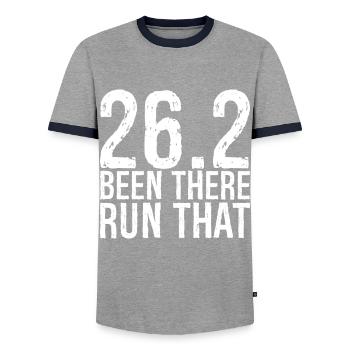 26 waren dort gelaufen, dass - Männer Kontrast-T-Shirt - Grau/Navy  - Vorne - AI Model Female 172 light (172cm) & AI Model Male 178 light (178cm)
