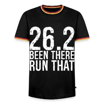 26 waren dort gelaufen, dass - Männer Kontrast-T-Shirt - Schwarz/Dreifarbig - Vorne - AI Model Male 178 light (178cm) & AI Model Male 185 light (185cm)