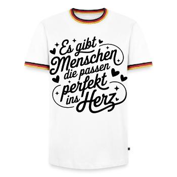 Es gibt Menschen die passen perfekt ins Herz - Männer Kontrast-T-Shirt - Weiß/Dreifarbig - Vorne - AI Model Female 172 light (172cm) & AI Model Male 185 light (185cm)
