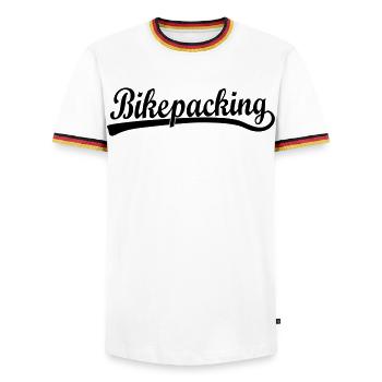 Bikepacking Schriftzug Logo - Männer Kontrast-T-Shirt - Weiß/Dreifarbig - Vorne - AI Model Female 172 light (172cm) & AI Model Male 185 light (185cm)