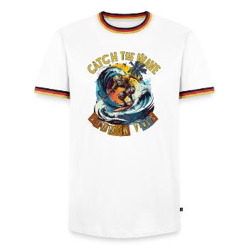 Catch the Wave Surf Retro - Männer Kontrast-T-Shirt - Weiß/Dreifarbig - Vorne - AI Model Female 172 light (172cm) & AI Model Male 185 light (185cm)