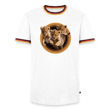 Löwenkinder wollen Spaß - Männer Kontrast-T-Shirt - Weiß/Dreifarbig - Vorne - AI Model Female 172 light (172cm) & AI Model Male 185 light (185cm)