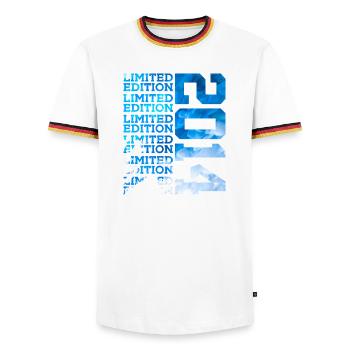 LIMITED EDITION 2014 12 JAHRE 12. GEBURTSTAG - Männer Kontrast-T-Shirt - Weiß/Dreifarbig - Vorne - AI Model Female 172 light (172cm) & AI Model Male 185 light (185cm)