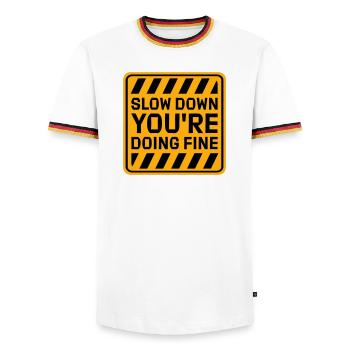Slow Down You're Doing Fine Motivation Spruch Logo - Männer Kontrast-T-Shirt - Weiß/Dreifarbig - Vorne - AI Model Female 172 light (172cm) & AI Model Male 185 light (185cm)