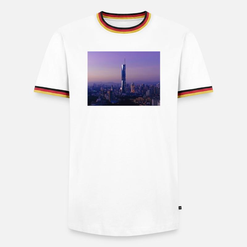 Dämmerungs-Skyline mit Turmspitze - Männer Kontrast-T-Shirt - Weiß/Dreifarbig