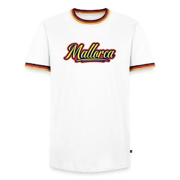 Mallorca Schrift - Männer Kontrast-T-Shirt - Weiß/Dreifarbig - Vorne - AI Model Female 172 light (172cm) & AI Model Male 185 light (185cm)