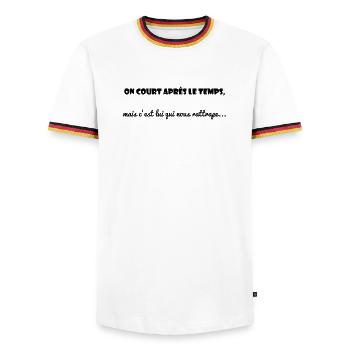 MESSAGE. CITATIONS. HUMOUR. CITATIONS DRÔLES - T-shirt contrasté Homme - blanc/tricolore - Devant - AI Model Female 172 light (172cm) & AI Model Male 185 light (185cm)