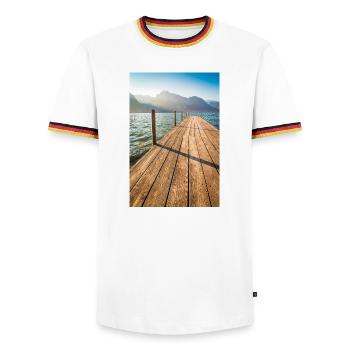 Holzsteg am Bergsee im Sonnenlicht - Männer Kontrast-T-Shirt - Weiß/Dreifarbig - Vorne - AI Model Female 172 light (172cm) & AI Model Male 185 light (185cm)