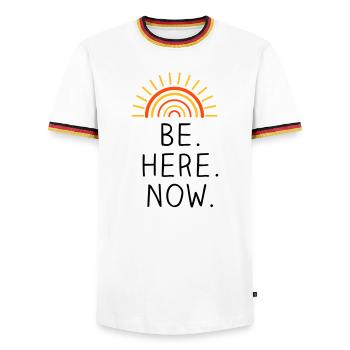 Be Here Now dreifarbig - Männer Kontrast-T-Shirt - Weiß/Dreifarbig - Vorne - AI Model Female 172 light (172cm) & AI Model Male 185 light (185cm)