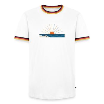 Minimalistische Sun at the Beach Ästhetik - Männer Kontrast-T-Shirt - Weiß/Dreifarbig - Vorne - AI Model Female 172 light (172cm) & AI Model Male 185 light (185cm)
