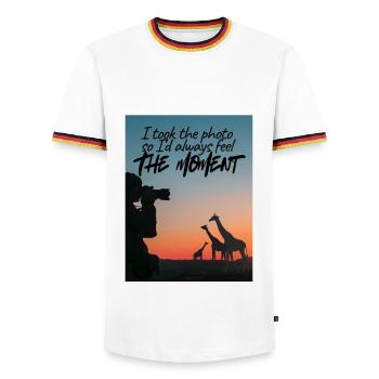 Safari au coucher du soleil - T-shirt contrasté Homme - blanc/tricolore - Devant - AI Model Female 172 light (172cm) & AI Model Male 185 light (185cm)
