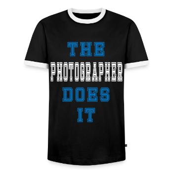 The Fotograf does it Fotgraf Geschenk - Männer Kontrast-T-Shirt - Schwarz/Weiß - Vorne - AI Model Female 172 light (172cm) & AI Model Male 178 light (178cm)