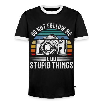 Photo Suivez-moi Je fais des choses stupides photographe - T-shirt contrasté Homme - noir/blanc - Devant - AI Model Female 172 light (172cm) & AI Model Male 178 light (178cm)
