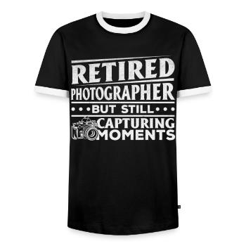 Fotograf im Ruhestand, aber immer noch Momente - Männer Kontrast-T-Shirt - Schwarz/Weiß - Vorne - AI Model Female 172 light (172cm) & AI Model Male 178 light (178cm)