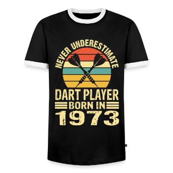 Never Underestimate Dart Player Born In 1973 - Männer Kontrast-T-Shirt - Schwarz/Weiß - Vorne - AI Model Female 172 light (172cm) & AI Model Male 178 light (178cm)
