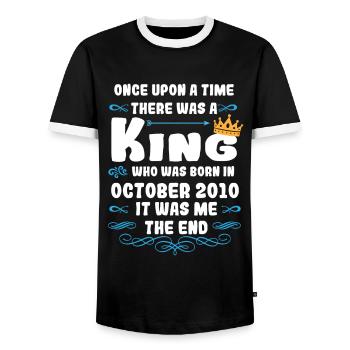 Es war einmal ein König. Oktober 2010 Geburtstag - Männer Kontrast-T-Shirt - Schwarz/Weiß - Vorne - AI Model Female 172 light (172cm) & AI Model Male 178 light (178cm)