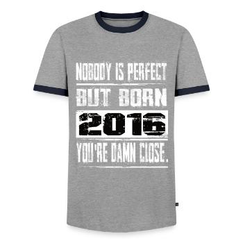 Personne n’est parfait mais né anniversaire 2016 - T-shirt contrasté Homme - gris/marine  - Devant - AI Model Female 172 light (172cm) & AI Model Male 178 light (178cm)
