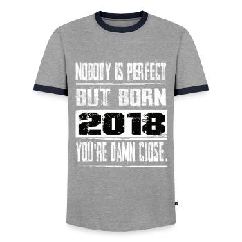Personne n’est parfait mais né anniversaire 2018 - T-shirt contrasté Homme - gris/marine  - Devant - AI Model Female 172 light (172cm) & AI Model Male 178 light (178cm)